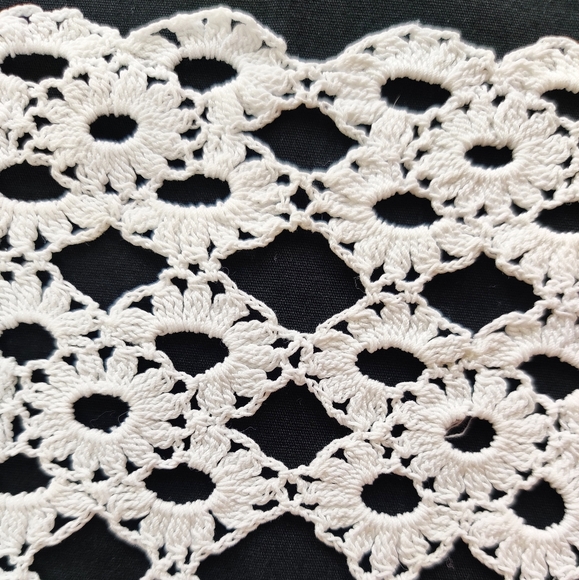 Vintage crocheted, dresser scarf, table runner, doily table linens rectangular - Picture 8 of 10
